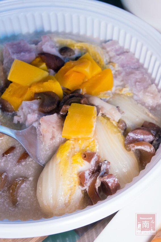 【宅配美食】40年台南素食名店推出宅配｜母親節套餐免運送到家｜50年研發料理師傅｜滿滿料的蟲草首烏燉盅｜小孩也愛的曼餘米糕~天心岩素食宅配 - 南人幫