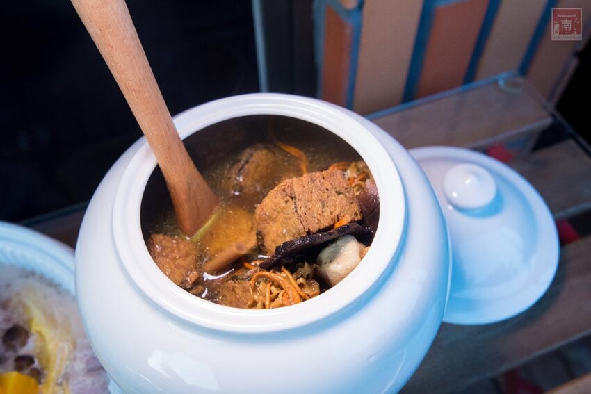 【宅配美食】40年台南素食名店推出宅配｜母親節套餐免運送到家｜50年研發料理師傅｜滿滿料的蟲草首烏燉盅｜小孩也愛的曼餘米糕~天心岩素食宅配 - 南人幫