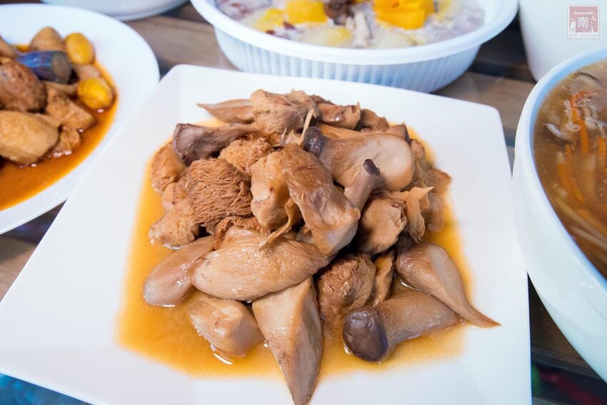 【宅配美食】40年台南素食名店推出宅配｜母親節套餐免運送到家｜50年研發料理師傅｜滿滿料的蟲草首烏燉盅｜小孩也愛的曼餘米糕~天心岩素食宅配 - 南人幫