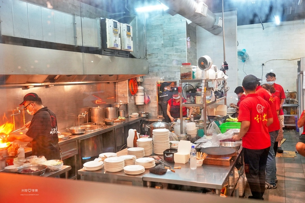 高雄溫體牛火鍋！牛老大涮牛肉連4年必比登推薦，高雄必吃美食。