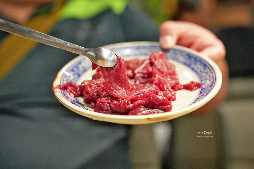 高雄溫體牛火鍋！牛老大涮牛肉連4年必比登推薦，高雄必吃美食。