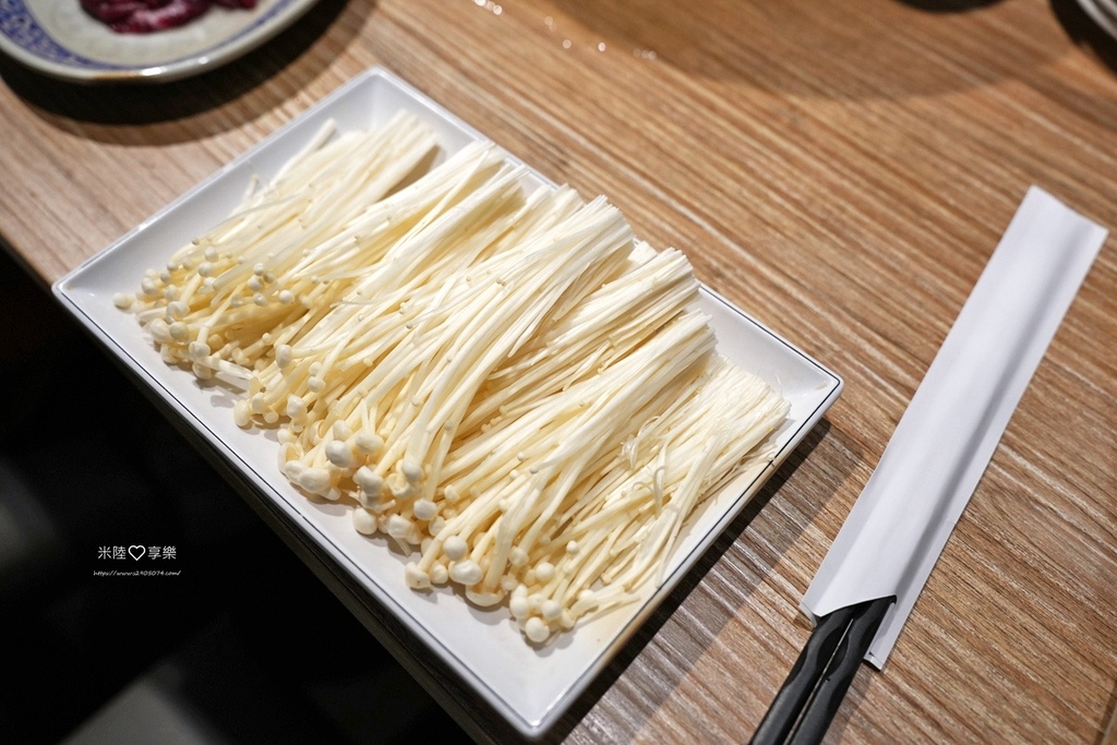 高雄溫體牛火鍋！牛老大涮牛肉連4年必比登推薦，高雄必吃美食。