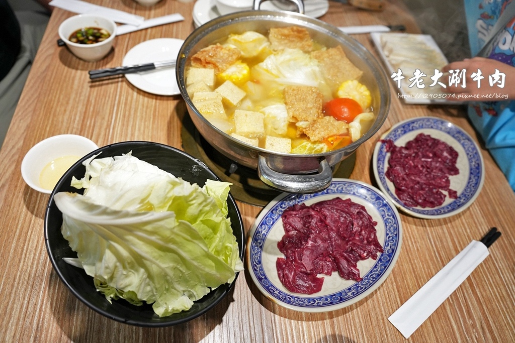 高雄溫體牛火鍋！牛老大涮牛肉連4年必比登推薦，高雄必吃美食。