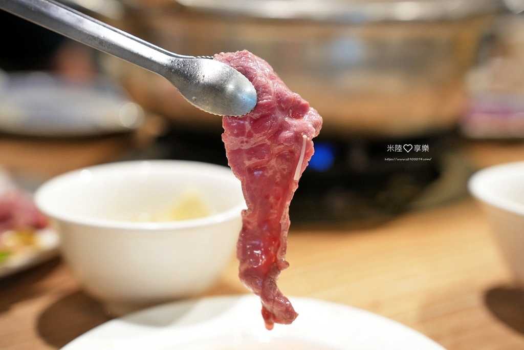 高雄溫體牛火鍋！牛老大涮牛肉連4年必比登推薦，高雄必吃美食。