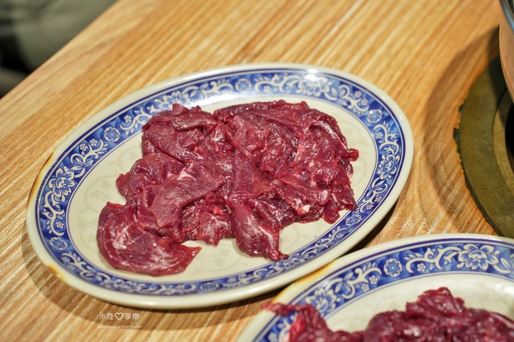 高雄溫體牛火鍋！牛老大涮牛肉連4年必比登推薦，高雄必吃美食。