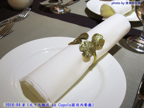 天下大飯店：(台南。中西區美食) 『天下大飯店 La Cupola圓頂西餐廳』台南在地老牌飯店。八樓圓頂西餐廳＿老餐廳新菜色，提供給您最精緻美味的主餐＆吃到飽沙拉吧。讓你吃巧又吃飽！