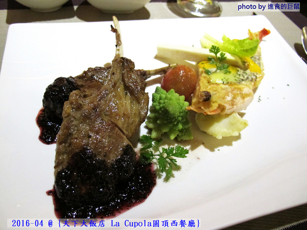 天下大飯店：(台南。中西區美食) 『天下大飯店 La Cupola圓頂西餐廳』台南在地老牌飯店。八樓圓頂西餐廳＿老餐廳新菜色，提供給您最精緻美味的主餐＆吃到飽沙拉吧。讓你吃巧又吃飽！