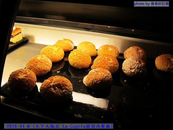 天下大飯店：(台南。中西區美食) 『天下大飯店 La Cupola圓頂西餐廳』台南在地老牌飯店。八樓圓頂西餐廳＿老餐廳新菜色，提供給您最精緻美味的主餐＆吃到飽沙拉吧。讓你吃巧又吃飽！