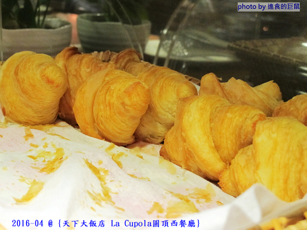 天下大飯店：(台南。中西區美食) 『天下大飯店 La Cupola圓頂西餐廳』台南在地老牌飯店。八樓圓頂西餐廳＿老餐廳新菜色，提供給您最精緻美味的主餐＆吃到飽沙拉吧。讓你吃巧又吃飽！