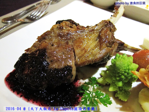 天下大飯店：(台南。中西區美食) 『天下大飯店 La Cupola圓頂西餐廳』台南在地老牌飯店。八樓圓頂西餐廳＿老餐廳新菜色，提供給您最精緻美味的主餐＆吃到飽沙拉吧。讓你吃巧又吃飽！