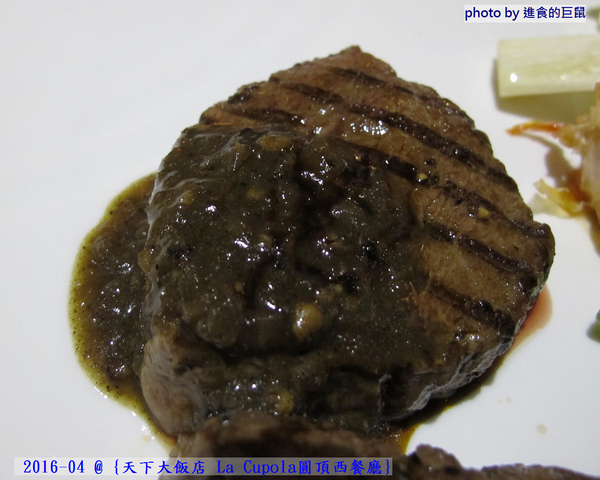 天下大飯店：(台南。中西區美食) 『天下大飯店 La Cupola圓頂西餐廳』台南在地老牌飯店。八樓圓頂西餐廳＿老餐廳新菜色，提供給您最精緻美味的主餐＆吃到飽沙拉吧。讓你吃巧又吃飽！