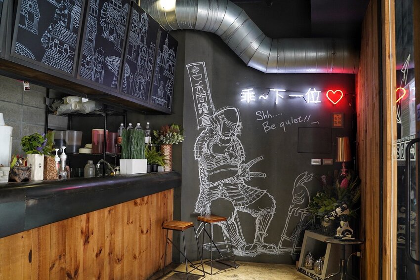 【禾間糧倉】台中人氣早午餐、義大利麵店推薦!必點墨魚八隻蝦義大利麵、洪流起司手作厚牛堡!工業風用餐空間很適合約會、聚餐!近台中科博館、勤美綠園道! - 阿華田的美食日記