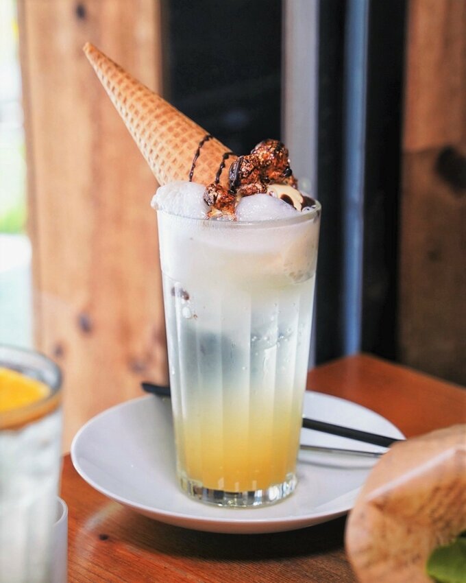 【禾間糧倉】台中人氣早午餐、義大利麵店推薦!必點墨魚八隻蝦義大利麵、洪流起司手作厚牛堡!工業風用餐空間很適合約會、聚餐!近台中科博館、勤美綠園道! - 阿華田的美食日記