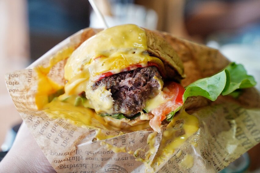 【禾間糧倉】台中人氣早午餐、義大利麵店推薦!必點墨魚八隻蝦義大利麵、洪流起司手作厚牛堡!工業風用餐空間很適合約會、聚餐!近台中科博館、勤美綠園道! - 阿華田的美食日記