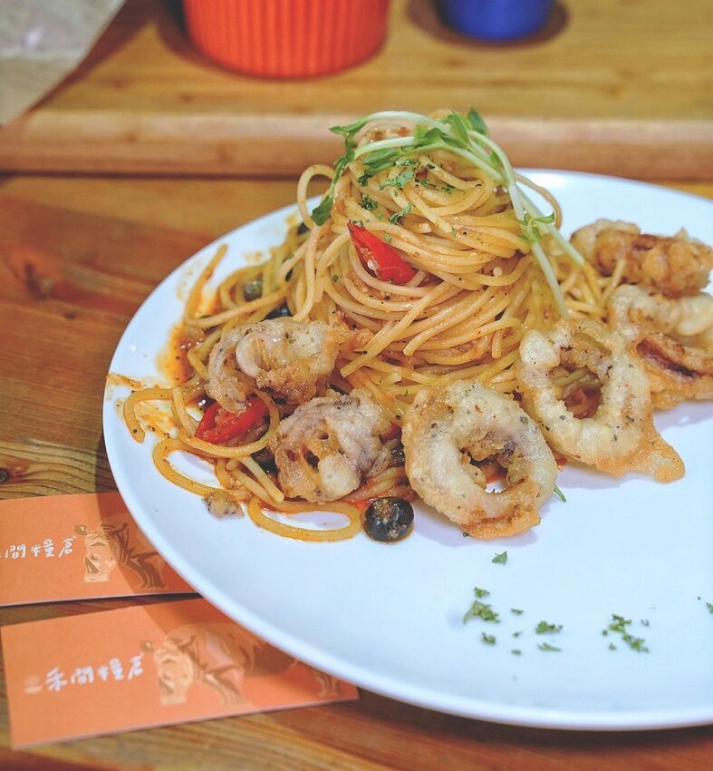 【禾間糧倉】台中人氣早午餐、義大利麵店推薦!必點墨魚八隻蝦義大利麵、洪流起司手作厚牛堡!工業風用餐空間很適合約會、聚餐!近台中科博館、勤美綠園道! - 阿華田的美食日記