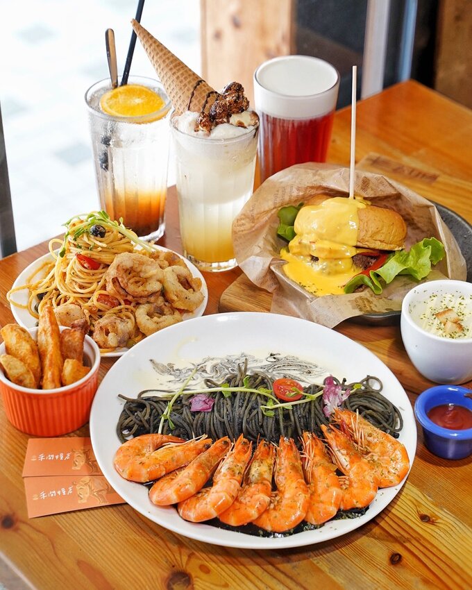 【禾間糧倉】台中人氣早午餐、義大利麵店推薦!必點墨魚八隻蝦義大利麵、洪流起司手作厚牛堡!工業風用餐空間很適合約會、聚餐!近台中科博館、勤美綠園道! - 阿華田的美食日記