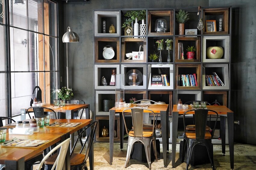 【禾間糧倉】台中人氣早午餐、義大利麵店推薦!必點墨魚八隻蝦義大利麵、洪流起司手作厚牛堡!工業風用餐空間很適合約會、聚餐!近台中科博館、勤美綠園道! - 阿華田的美食日記