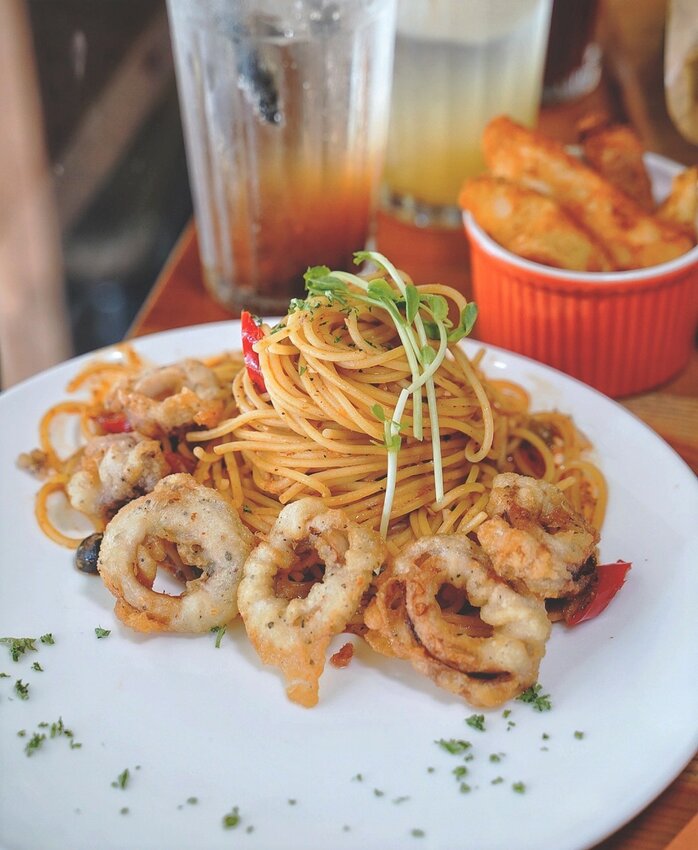 【禾間糧倉】台中人氣早午餐、義大利麵店推薦!必點墨魚八隻蝦義大利麵、洪流起司手作厚牛堡!工業風用餐空間很適合約會、聚餐!近台中科博館、勤美綠園道! - 阿華田的美食日記