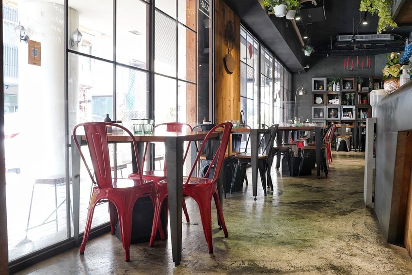 【禾間糧倉】台中人氣早午餐、義大利麵店推薦!必點墨魚八隻蝦義大利麵、洪流起司手作厚牛堡!工業風用餐空間很適合約會、聚餐!近台中科博館、勤美綠園道! - 阿華田的美食日記