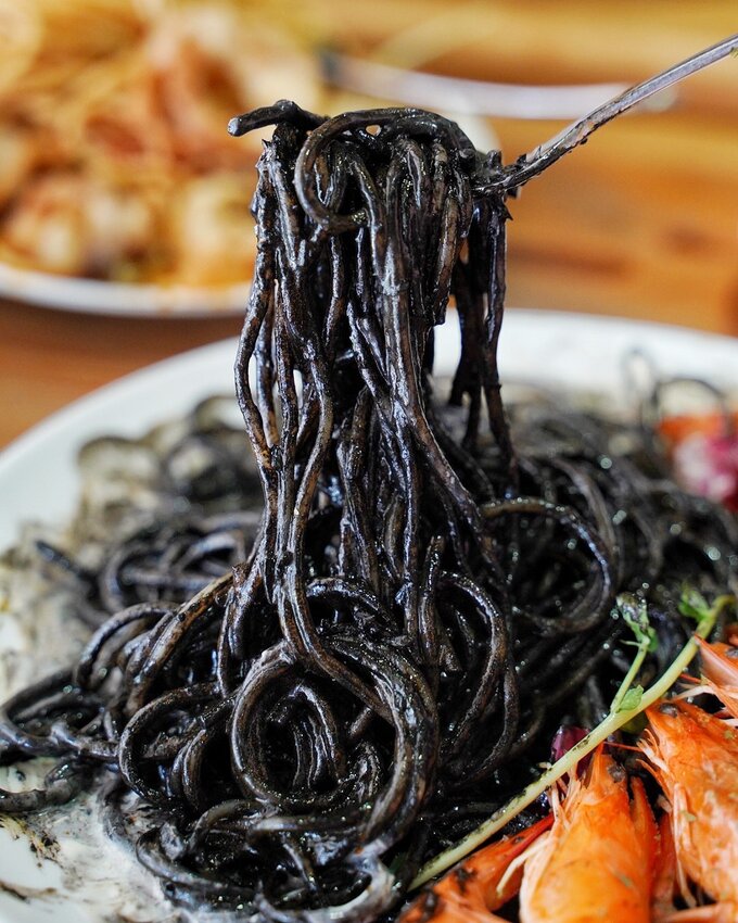 【禾間糧倉】台中人氣早午餐、義大利麵店推薦!必點墨魚八隻蝦義大利麵、洪流起司手作厚牛堡!工業風用餐空間很適合約會、聚餐!近台中科博館、勤美綠園道! - 阿華田的美食日記