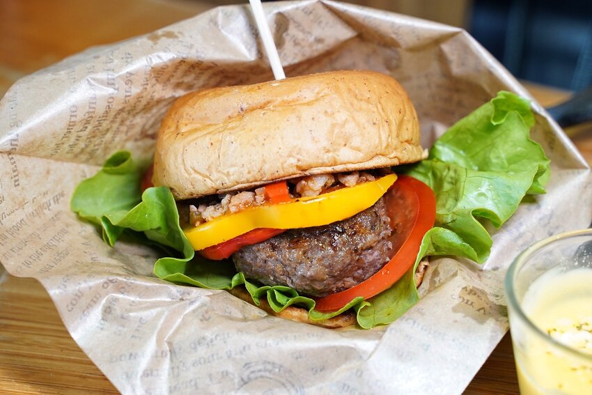 【禾間糧倉】台中人氣早午餐、義大利麵店推薦!必點墨魚八隻蝦義大利麵、洪流起司手作厚牛堡!工業風用餐空間很適合約會、聚餐!近台中科博館、勤美綠園道! - 阿華田的美食日記