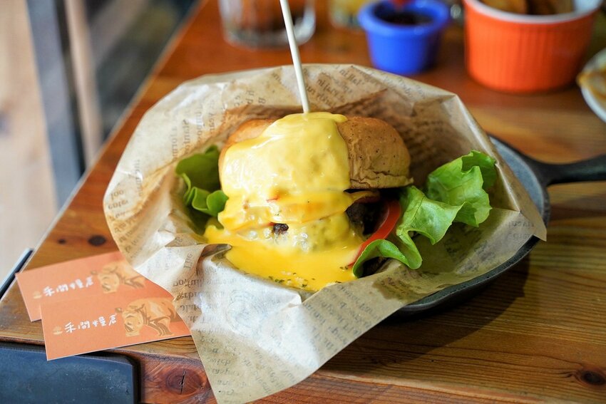 【禾間糧倉】台中人氣早午餐、義大利麵店推薦!必點墨魚八隻蝦義大利麵、洪流起司手作厚牛堡!工業風用餐空間很適合約會、聚餐!近台中科博館、勤美綠園道! - 阿華田的美食日記