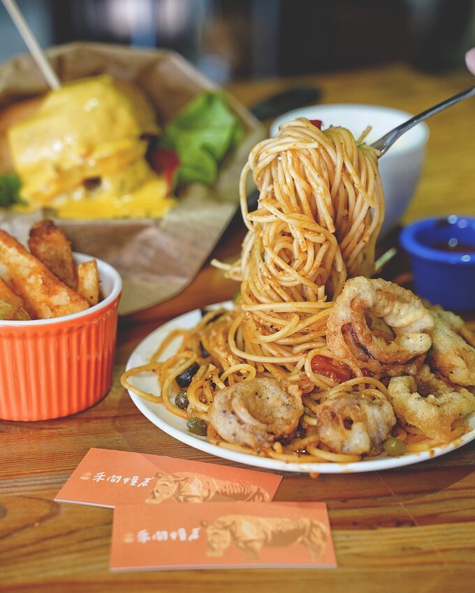【禾間糧倉】台中人氣早午餐、義大利麵店推薦!必點墨魚八隻蝦義大利麵、洪流起司手作厚牛堡!工業風用餐空間很適合約會、聚餐!近台中科博館、勤美綠園道! - 阿華田的美食日記