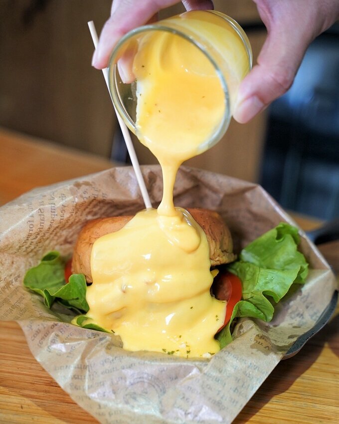 【禾間糧倉】台中人氣早午餐、義大利麵店推薦!必點墨魚八隻蝦義大利麵、洪流起司手作厚牛堡!工業風用餐空間很適合約會、聚餐!近台中科博館、勤美綠園道! - 阿華田的美食日記