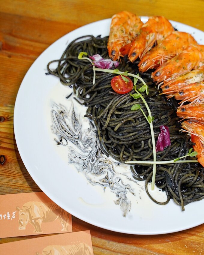 【禾間糧倉】台中人氣早午餐、義大利麵店推薦!必點墨魚八隻蝦義大利麵、洪流起司手作厚牛堡!工業風用餐空間很適合約會、聚餐!近台中科博館、勤美綠園道! - 阿華田的美食日記