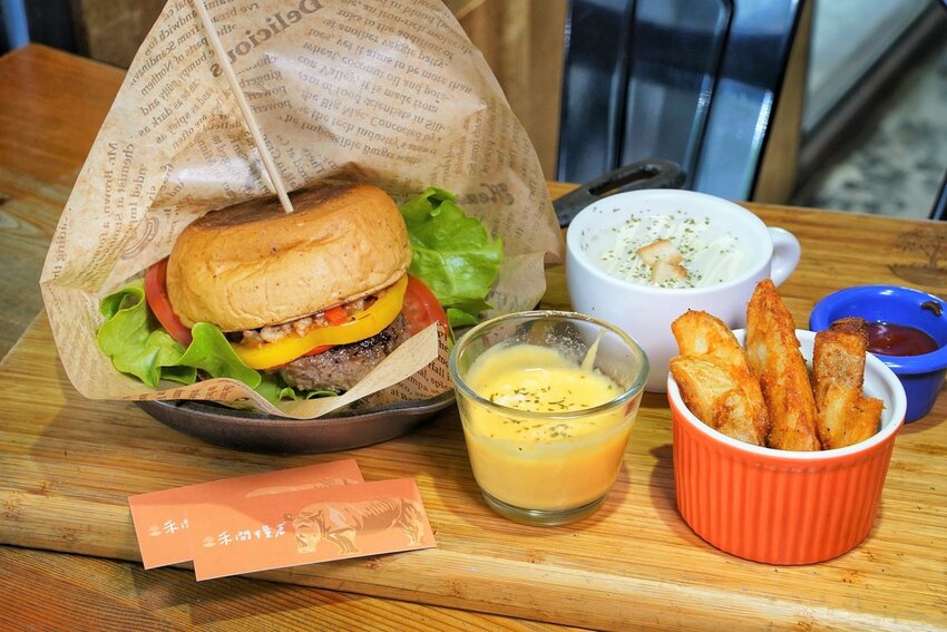 【禾間糧倉】台中人氣早午餐、義大利麵店推薦!必點墨魚八隻蝦義大利麵、洪流起司手作厚牛堡!工業風用餐空間很適合約會、聚餐!近台中科博館、勤美綠園道! - 阿華田的美食日記