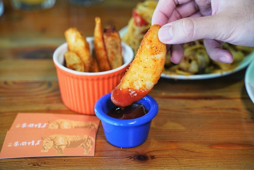 【禾間糧倉】台中人氣早午餐、義大利麵店推薦!必點墨魚八隻蝦義大利麵、洪流起司手作厚牛堡!工業風用餐空間很適合約會、聚餐!近台中科博館、勤美綠園道! - 阿華田的美食日記