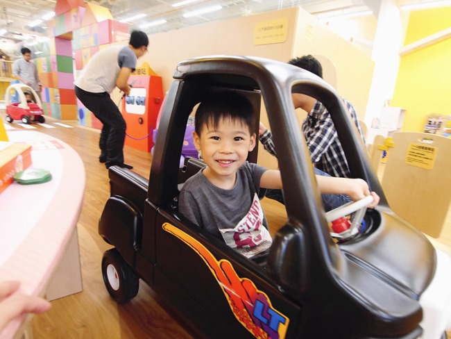 │台北。親子館│信誼小太陽親子館。樹屋森林球池、家家酒市集、探索迷宮、親子共樂小天地