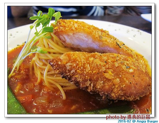 Angry Burger  美式餐廳：（台南。東區美食）Angry Burger 美式餐廳 /  美式漢堡，超大份量，還有大螢幕，讓你開心度過宵夜時光！