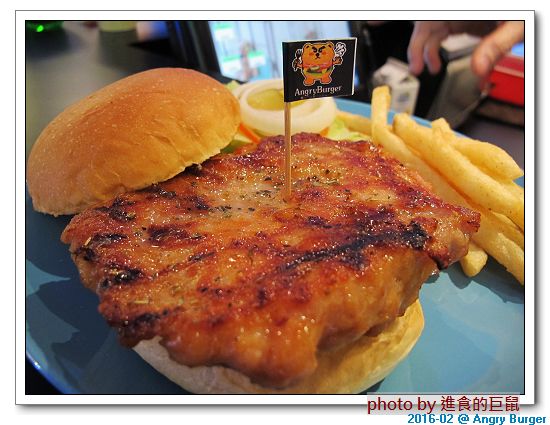 Angry Burger  美式餐廳：（台南。東區美食）Angry Burger 美式餐廳 /  美式漢堡，超大份量，還有大螢幕，讓你開心度過宵夜時光！
