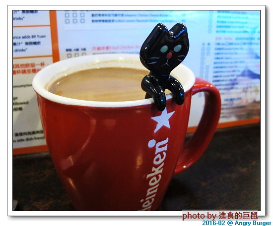 Angry Burger  美式餐廳：（台南。東區美食）Angry Burger 美式餐廳 /  美式漢堡，超大份量，還有大螢幕，讓你開心度過宵夜時光！