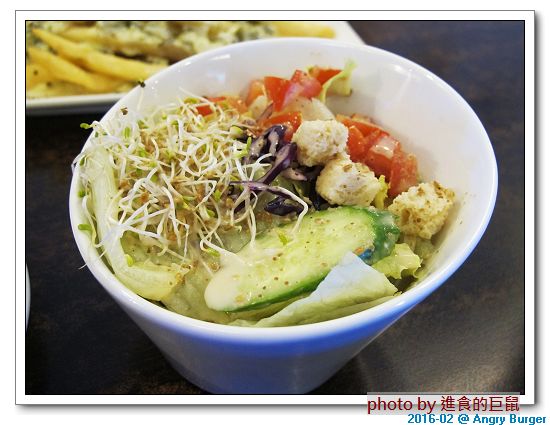 Angry Burger  美式餐廳：（台南。東區美食）Angry Burger 美式餐廳 /  美式漢堡，超大份量，還有大螢幕，讓你開心度過宵夜時光！