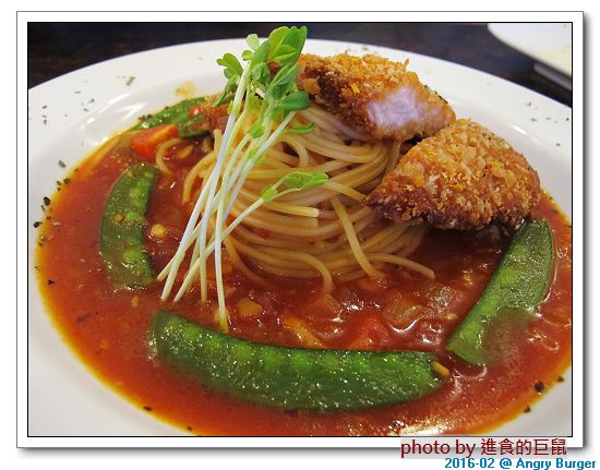 Angry Burger  美式餐廳：（台南。東區美食）Angry Burger 美式餐廳 /  美式漢堡，超大份量，還有大螢幕，讓你開心度過宵夜時光！