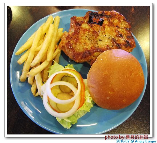 Angry Burger  美式餐廳：（台南。東區美食）Angry Burger 美式餐廳 /  美式漢堡，超大份量，還有大螢幕，讓你開心度過宵夜時光！
