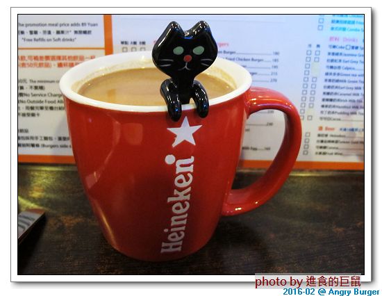 Angry Burger  美式餐廳：（台南。東區美食）Angry Burger 美式餐廳 /  美式漢堡，超大份量，還有大螢幕，讓你開心度過宵夜時光！