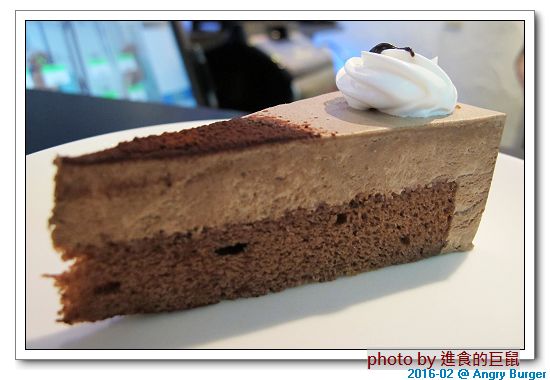 Angry Burger  美式餐廳：（台南。東區美食）Angry Burger 美式餐廳 /  美式漢堡，超大份量，還有大螢幕，讓你開心度過宵夜時光！