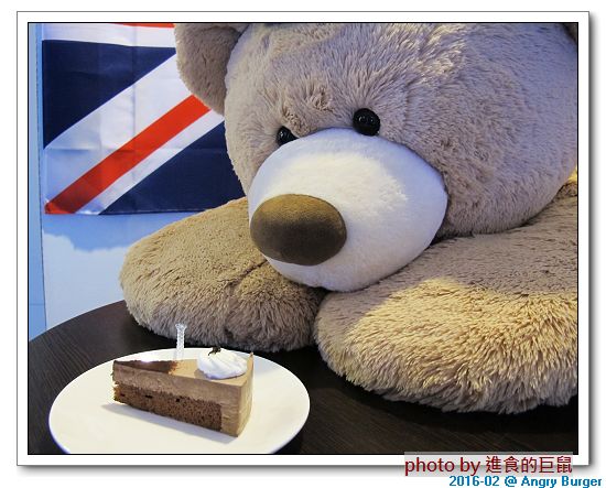 Angry Burger  美式餐廳：（台南。東區美食）Angry Burger 美式餐廳 /  美式漢堡，超大份量，還有大螢幕，讓你開心度過宵夜時光！