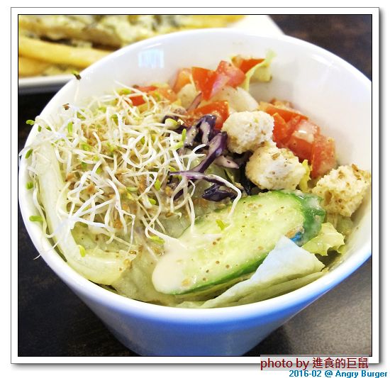 Angry Burger  美式餐廳：（台南。東區美食）Angry Burger 美式餐廳 /  美式漢堡，超大份量，還有大螢幕，讓你開心度過宵夜時光！