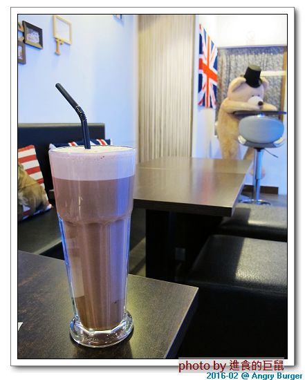 Angry Burger  美式餐廳：（台南。東區美食）Angry Burger 美式餐廳 /  美式漢堡，超大份量，還有大螢幕，讓你開心度過宵夜時光！