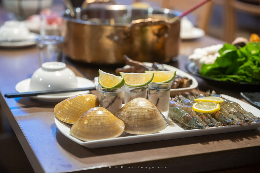 三重美食｜麻妃頂級麻辣鴛鴦鍋～開店10年的經典老字號麻辣鍋，在地人大推的好味道吃過一次就上癮、捷運菜寮