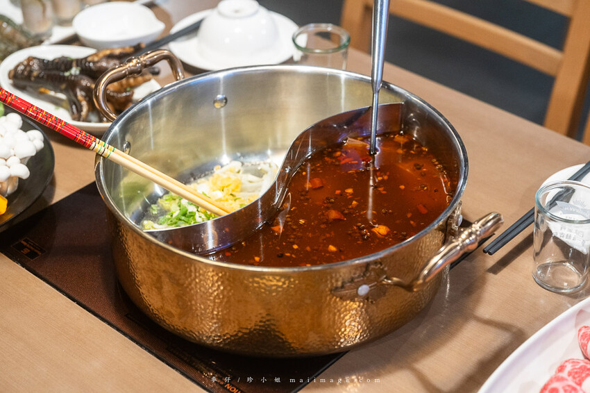 三重美食｜麻妃頂級麻辣鴛鴦鍋～開店10年的經典老字號麻辣鍋，在地人大推的好味道吃過一次就上癮、捷運菜寮