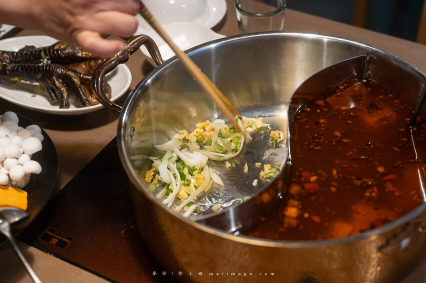 三重美食｜麻妃頂級麻辣鴛鴦鍋～開店10年的經典老字號麻辣鍋，在地人大推的好味道吃過一次就上癮、捷運菜寮