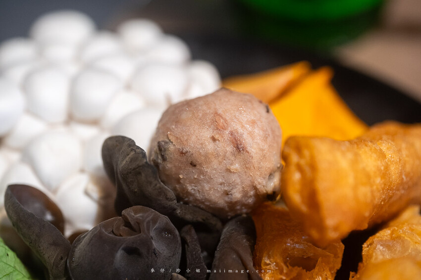 三重美食｜麻妃頂級麻辣鴛鴦鍋～開店10年的經典老字號麻辣鍋，在地人大推的好味道吃過一次就上癮、捷運菜寮