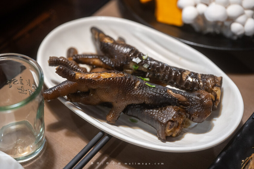 三重美食｜麻妃頂級麻辣鴛鴦鍋～開店10年的經典老字號麻辣鍋，在地人大推的好味道吃過一次就上癮、捷運菜寮