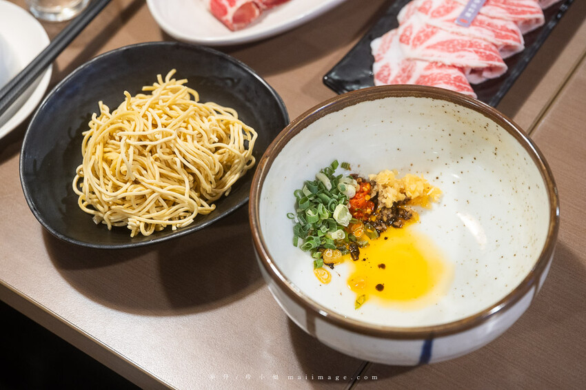 三重美食｜麻妃頂級麻辣鴛鴦鍋～開店10年的經典老字號麻辣鍋，在地人大推的好味道吃過一次就上癮、捷運菜寮