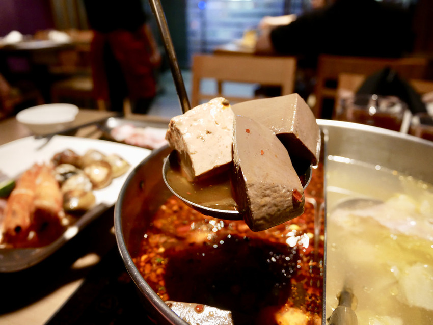 [新北三重] 麻妃頂級麻辣鴛鴦鍋 / 大骨熬製溫潤麻辣湯順口好喝 / 產地直送新鮮海鮮更是主題曲 / 菜寮捷運站 / 酸菜白肉鍋